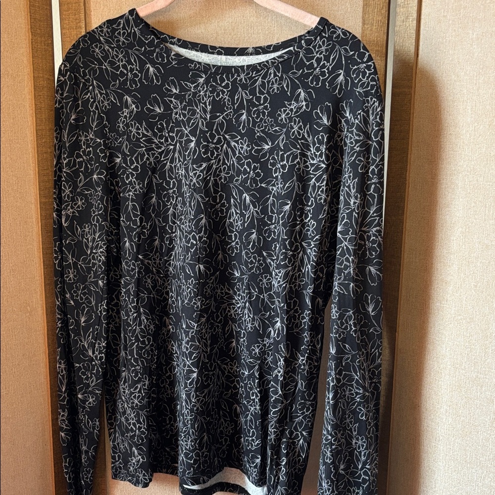 FINAL MARKDOWN ten Black and White Floral Long Sleeve Top with pocket medium